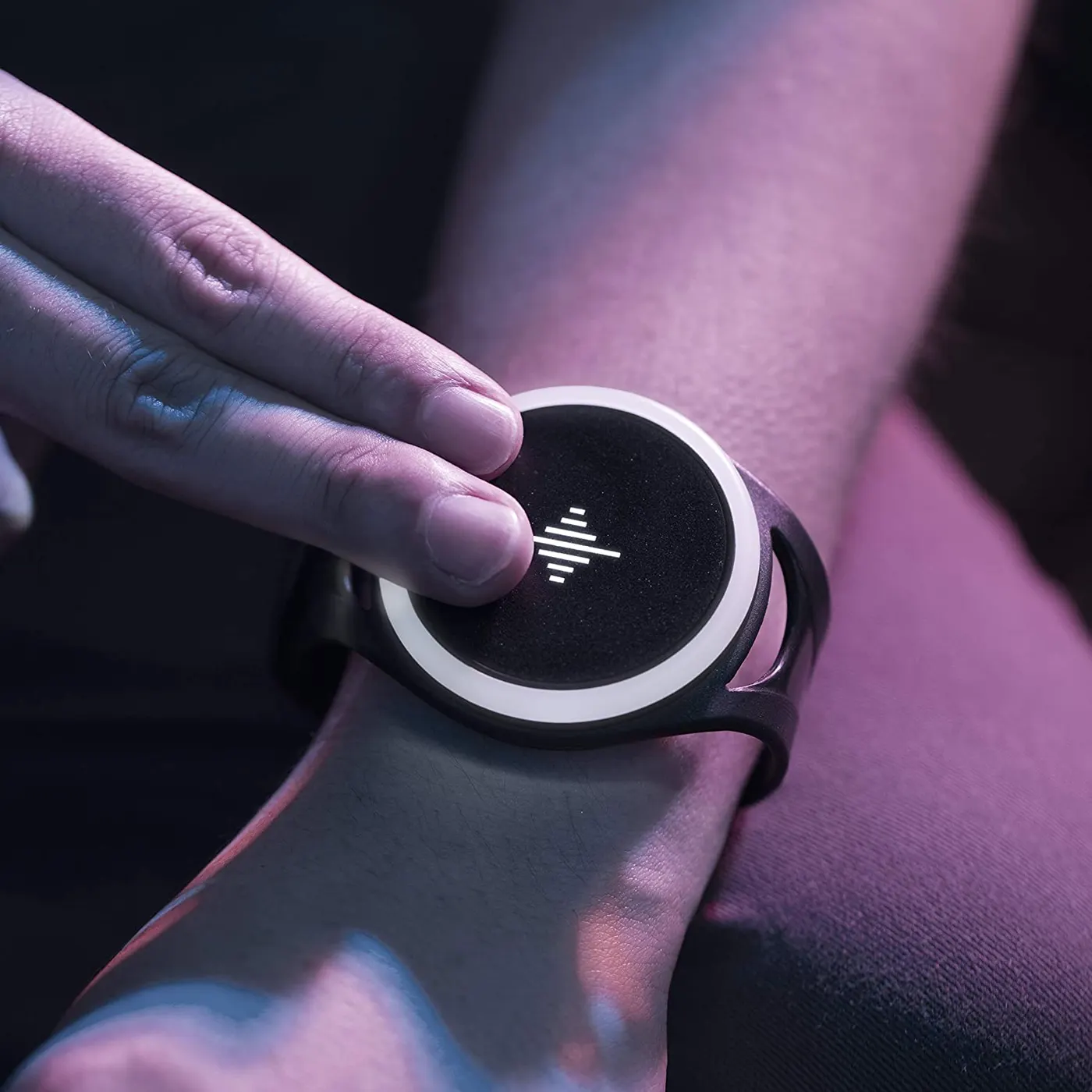 Soundbrenner Pulse vibrating metronome on a wrist