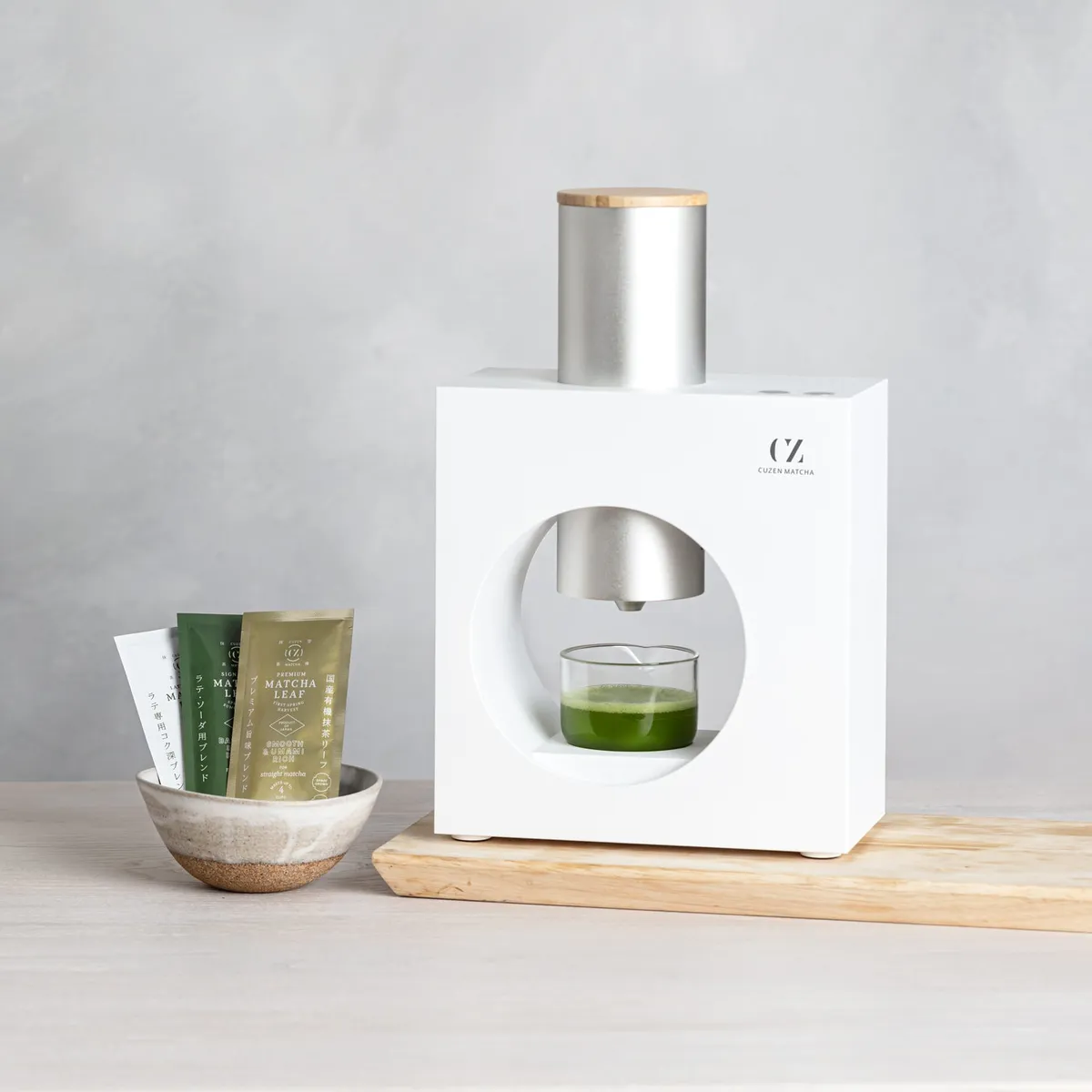 Cuzen Matcha Maker in white with a cup of freshly whisked matcha